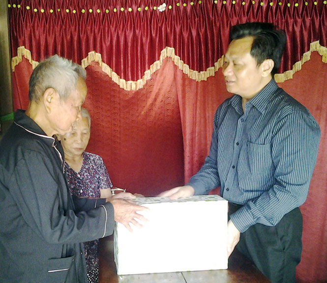 Đồng chí Nguyễn Tiến Hoàng, Phó Chủ tịch UBND tỉnh tặng quà gia đình ông Phạm Biểu.
