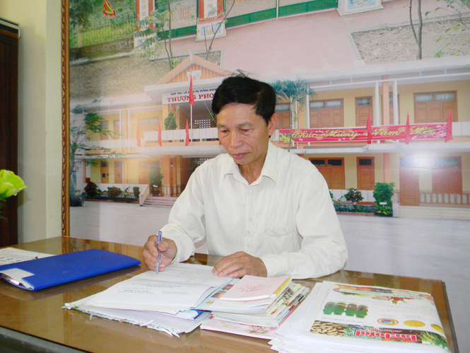 Cựu chiến binh Võ Văn Khinh luôn trăn trở tìm giải pháp nâng cao hiệu quả sản xuất kinh doanh cho HTX.
