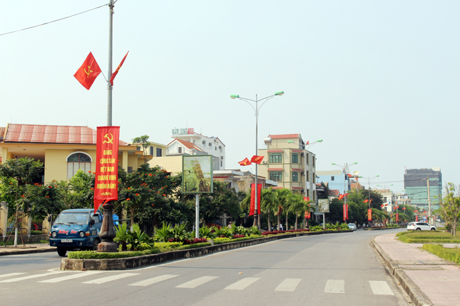 Băng cờ, biểu ngữ chào mừng đại hội Đảng các cấp dọc các tuyến đường của thành phố Đồng Hới.