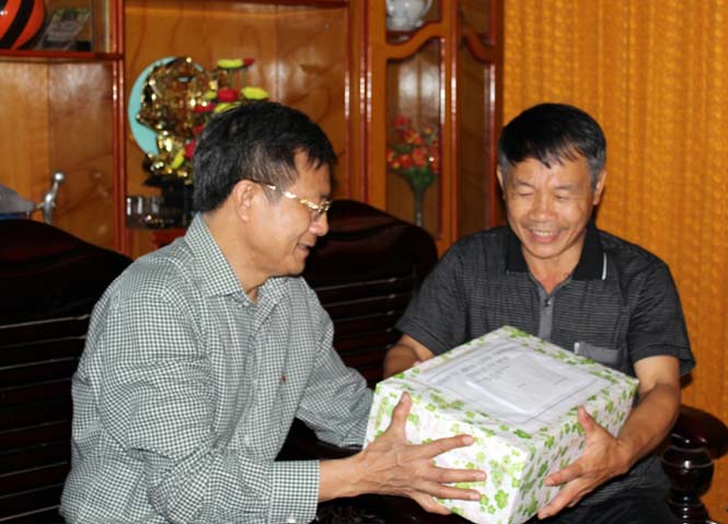 Đồng chí đồng chí Lương Ngọc Bính, Ủy viên Trung ương Đảng, Bí thư Tỉnh ủy, Chủ tịch HĐND tỉnh thăm và tặng quà thương binh Trần Văn Khâm.