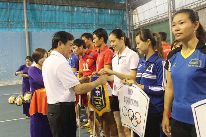 Đồng chí Lê Thuận Văn, Chủ tịch LĐLĐ tỉnh trao cờ lưu niệm cho các đội tham gia giải.