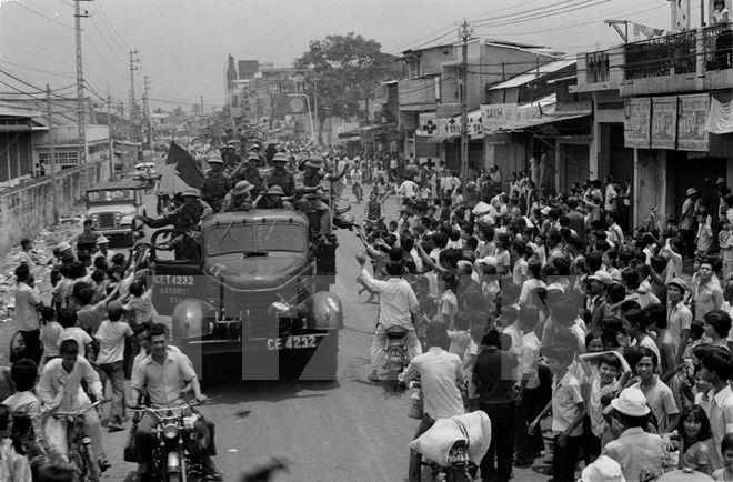 Nhân dân Sài Gòn đón chào quân Giải phóng. (Ảnh: Hứa Kiểm/TTXVN)