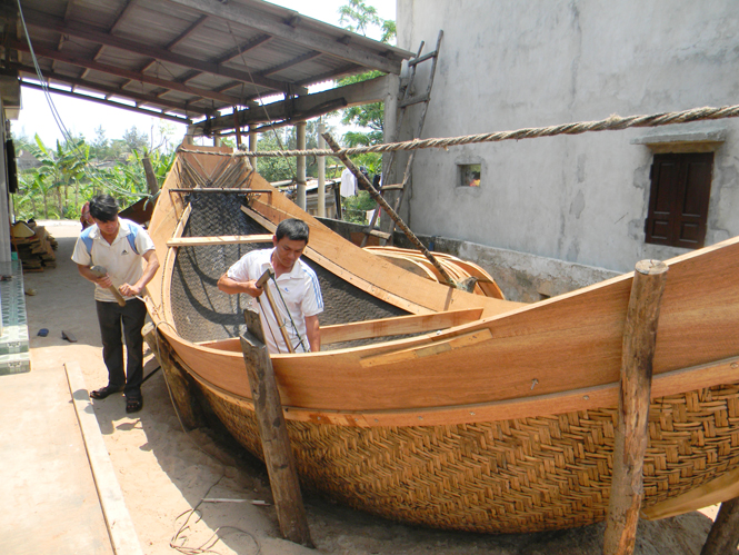 Tận dụng lợi thế từ biển, người dân Ngư Thủy Nam đẩy mạnh đóng mới bơ nan khai thác hải sản gần bờ.