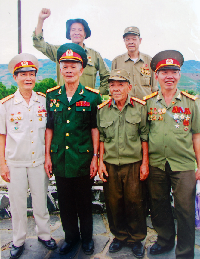 Ông Phan Đân (người đứng thứ 2 hàng trước trái sang) và các CCB trở lại thăm chiến trường Thượng Đức năm xưa.