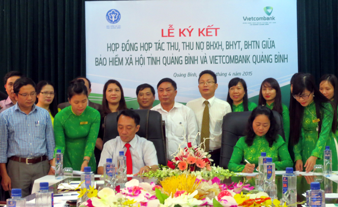 Đại diện lãnh đạo hai đơn vị Vietcombank Quảng Bình và BHXH tỉnh ký kết hợp đồng hợp tác thu, thu nợ BHXH, BHYT, BHTN