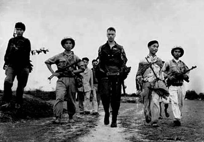 Dân quân Lý Ninh bắt sống giặc lái Mỹ-thiếu tá R.Shumaker, tháng 2-1965.   Ảnh: Tư liệu