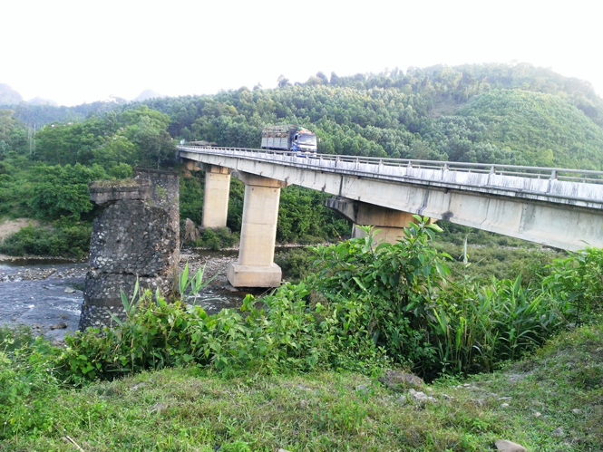 Dưới chân cầu Ka Tang còn lại ba mố cầu cũ đã bị hư hỏng nặng.