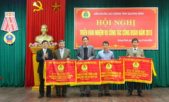 Đồng chí Lê Thuận Văn, Tỉnh ủy viên, Chủ tịch LĐLĐ tỉnh tặng cờ thi đua cho các công đoàn cơ sở  có thành tích xuất sắc trong công tác năm 2014.