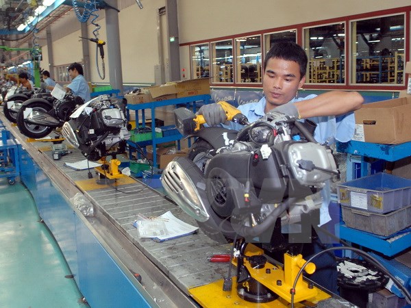 Dây chuyền lắp ráp xe tay gas tại nhà máy Piaggio Việt Nam. (Ảnh: Danh Lam/TTXVN)