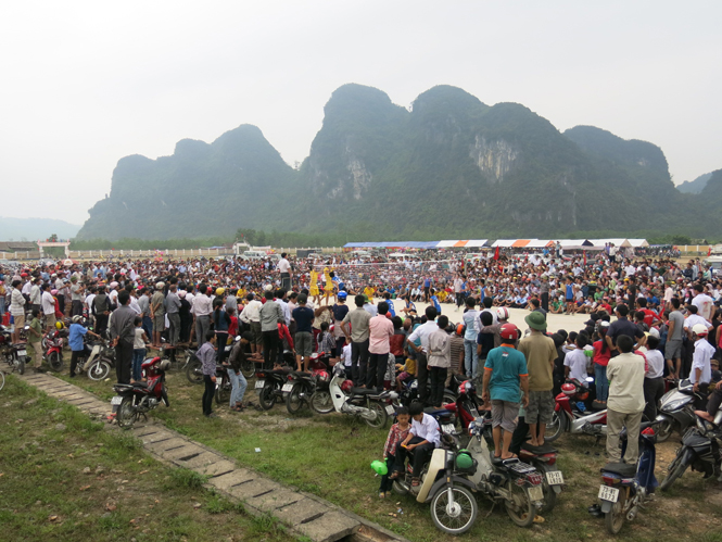 Hàng ngàn người dân đến xem, cổ vũ giải bóng chuyền ở huyện Minh Hóa...