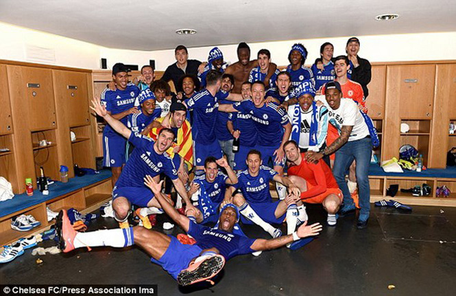 Các cầu thủ Chelsea ăn mừng chức vô địch trong phòng thay đồ. (Nguồn: Chelsea FC)