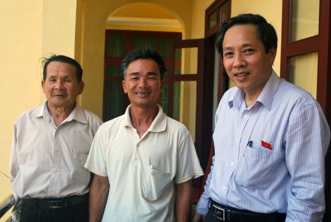  Đồng chí Hoàng Đăng Quang, Phó Bí thư Thường trực Tỉnh ủy, Trưởng đoàn đại biểu Quốc hội tỉnh đang trò chuyện với cử tri huyện Bố Trạch