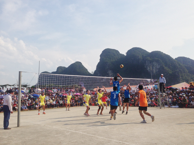 Tổ chức giải bóng chuyền Hội Rằm tháng 3-2015 ở Minh Hóa.