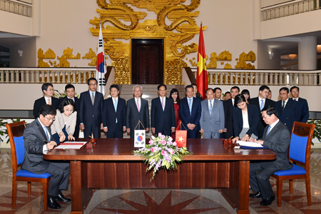 Thủ tướng Nguyễn Tấn Dũng chứng kiến Lễ ký kết Hiệp định Thương mại tự do Việt Nam-Hàn Quốc. Ảnh: VGP/Nhật Bắc