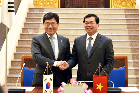 Bộ trưởng Bộ Công Thương Vũ Huy Hoàng và Bộ trưởng Bộ Thương mại, Công nghiệp và Năng lượng Hàn Quốc Yoon Sang-jick tại Lễ ký kết. Ảnh: VGP/Nhật Bắc