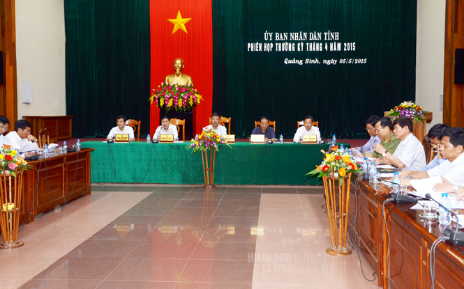 Đồng chí Nguyễn Hữu Hoài, Phó Bí thư Tỉnh uỷ, Chủ tịch UBND tỉnh và các đồng chí Phó Chủ tịch UBND tỉnh chủ trì hội nghị.