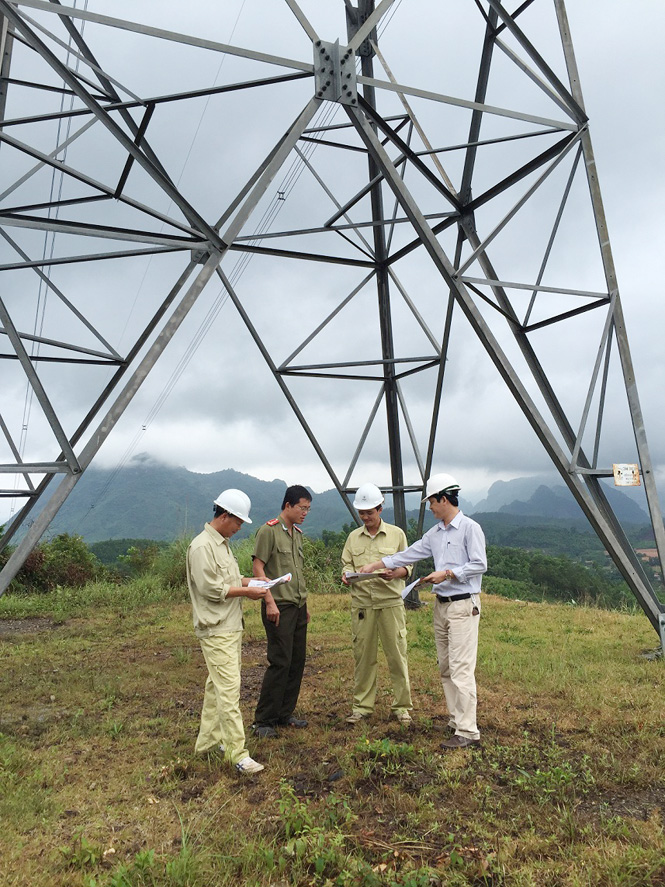 Truyền tải điện Quảng Bình và Công an tỉnh tăng cường phối hợp để tuyên truyền, bảo vệ an toàn các công trình lưới điện cao áp qua địa bàn.