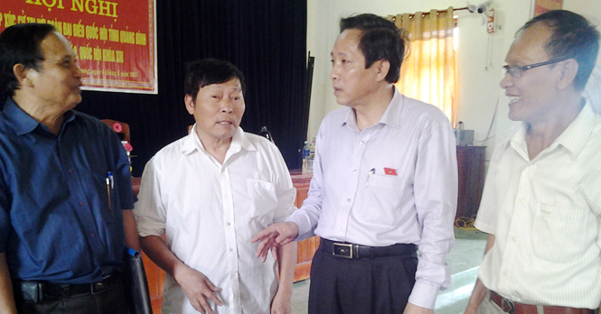 Đồng chí Hoàng Đăng Quang, Phó Bí thư Thường trực Tỉnh ủy, Trưởng đoàn đại biểu Quốc tỉnh trò chuyện với cử tri thị xã Ba Đồn.