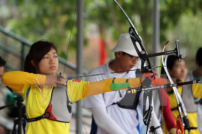 Vận động viên bắn cung luyện tập chuẩn bị cho SEA Games 28. (Nguồn: Quốc Khánh/TTXVN)