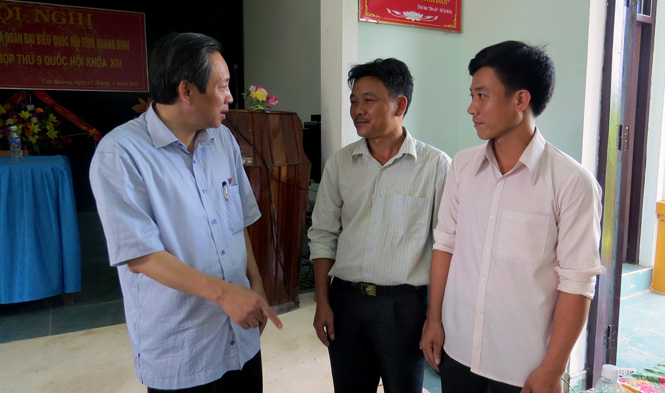 Đồng chí Hoàng Đăng Quang, Phó Bí thư Thường trực Tỉnh ủy, Trưởng Đoàn đại biểu Quốc hội tỉnh trò chuyện với cử trị huyện Tuyên Hóa.