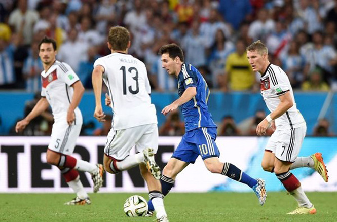 Messi (áo xanh) ôm hận rất nhiều lần trước người Đức (Ảnh: Getty Images)