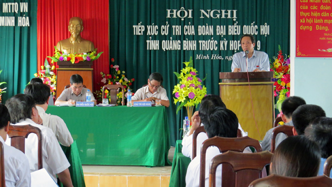 Đồng chí Hoàng Đăng Quang, Phó Bí thư Thường trực Tỉnh ủy, Trưởng Đoàn đại biểu Quốc hội tỉnh trực tiếp giải trình một số kiến nghị của cử trị huyện Minh Hóa.