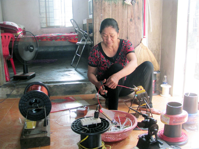 Chị Nguyễn Thị Hải Lưu đang quấn mô tơ điện tàu cá.