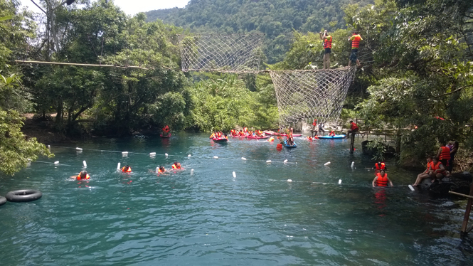 Điểm du lịch suối nước Moọc-Vườn quốc gia Phong Nha-Kẻ Bàng ngày càng thu hút du khách. Ảnh: A.T