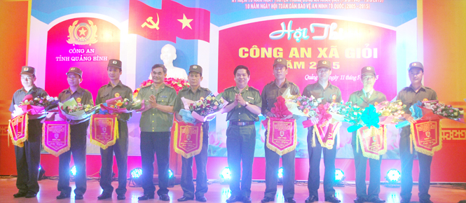 Đại diện lãnh đạo Công an tỉnh tặng hoa và cờ lưu niệm cho đại diện các đội tham dự thi.