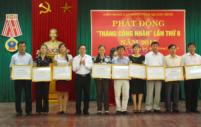 Đồng chí Lê Thuận Văn, Tỉnh ủy viên, Chủ tịch LĐLĐ tỉnh trao tiền hỗ trợ xây dựng nhà Mái ấm công đoàn cho đại diện các công đoàn trực thuộc trên địa bàn toàn tỉnh.