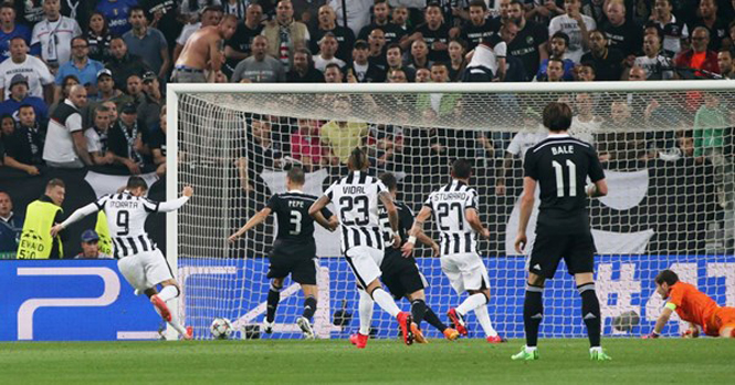Real (áo đen) thua 1-2 trước Juventus trong trận lượt đi (Ảnh: Reuters)