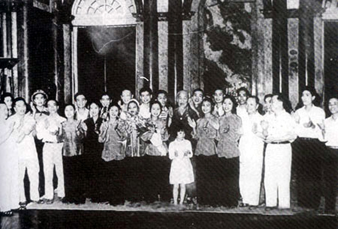 Đoàn văn công nhân dân Quảng Bình gặp Bác Hồ vào ngày 1-5-1966. Ảnh tư liệu