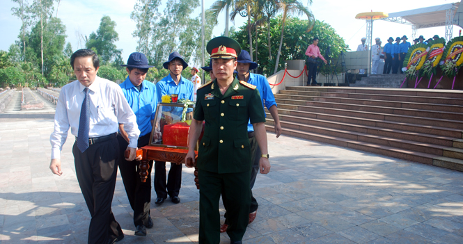 Đại tá Trần Quốc Dũng và đồng chí Hoàng Đăng Quang tiễn đưa hài cốt liệt sĩ về an táng tại nghĩa trang Ba Dốc.