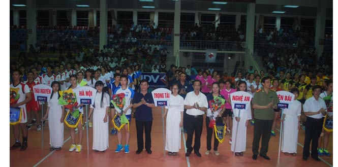  Đồng chí Trần Tiến Dũng, TUV, Phó Chủ tịch UBND tỉnh tặng hoa và cờ lưu niệm cho các đội bóng