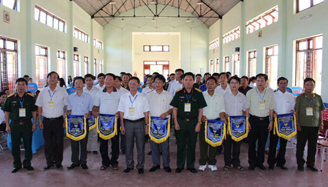 Lãnh đạo các sở, ban, ngành trao cờ lưu niệm cho các đoàn về tham dự hội thao giáo dục quốc phòng-an ninh học sinh THPT toàn tỉnh lần thứ I năm 2015.