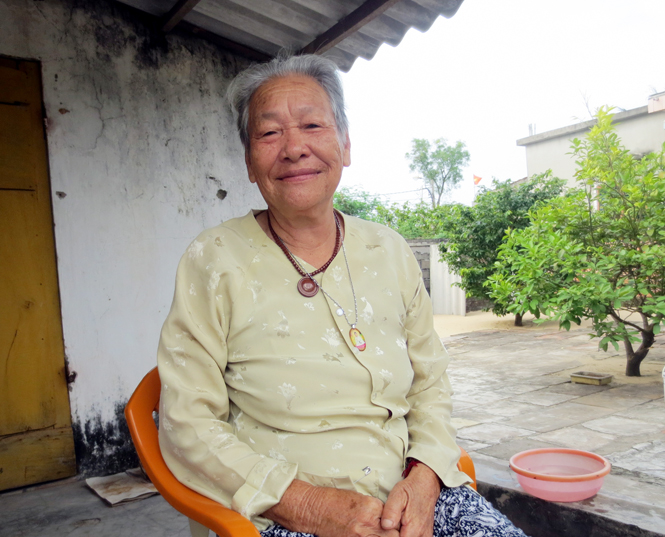 Cụ Hoàng Thị Mùng, một trong những nghệ nhân hiếm hoi của Bảo Ninh còn nhớ các điệu hò biển cổ.