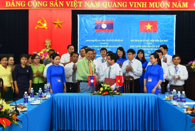 Ban Tuyên giáo Quảng Bình và Ban Tuyên huấn tỉnh Khăm Muộn, CHDCND Lào ký kết biên bản hợp tác