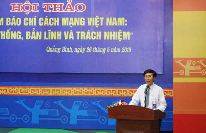 Đồng chí Hoàng Minh Tiến, Tỉnh uỷ viên, Tổng biên tập Báo Quảng Bình, Chủ tịch Hội Nhà báo Việt Nam tỉnh, phát biểu khai mạc hội thảo.