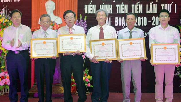 Đồng chí Nguyễn Tiến Hoàng, TUV, Phó Chủ tịch UBND tỉnh tặng bằng khen tập thể, cá nhân điển hình tiên tiến, giai đoạn 2010-2015.