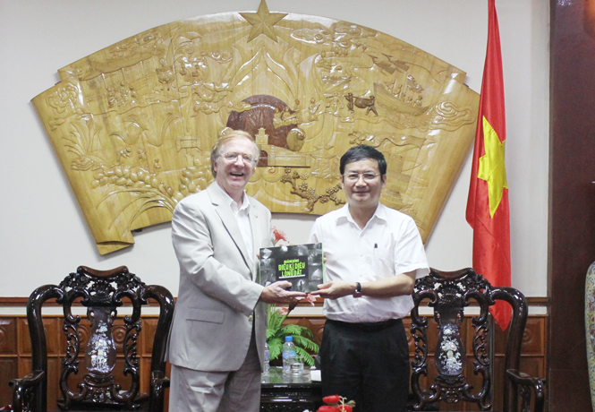 Đồng chí Trần Tiến Dũng, Tỉnh ủy viên, Phó Chủ tịch UBND tỉnh tặng quà lưu niệm cho ngài David Devine, Đại sứ đặc mệnh toàn quyền Canada tại Việt Nam.