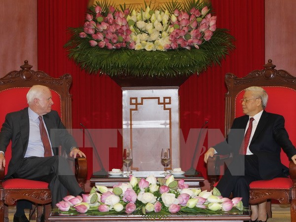 Tổng Bí thư Nguyễn Phú Trọng tiếp Thượng nghị sỹ Mỹ John McCain đang thăm và làm việc tại Việt Nam. (Ảnh: Trí Dũng/TTXVN)