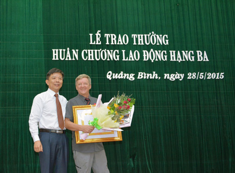 Đồng chí Nguyễn Hữu Hoài trao tặng Huân chương Lao động hạng ba cho ông Howard Limbert.