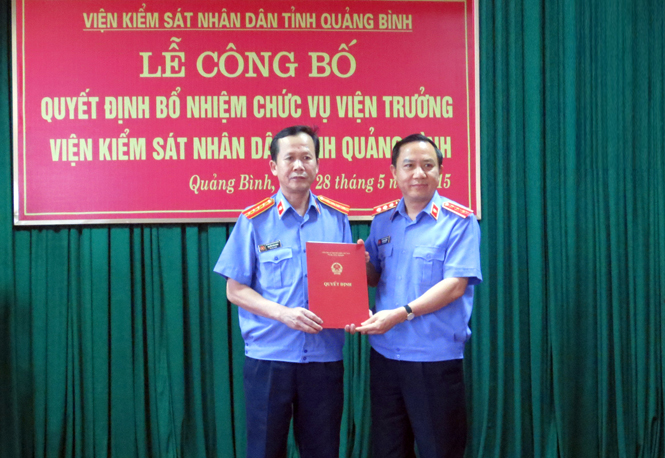Đồng chí Bùi Mạnh Cường, Phó Viện trưởng VKSND Tối cao trao quyết định bổ nhiệm Viện trưởng VKSND tỉnh cho đồng chí Nguyễn Xuân Sanh.