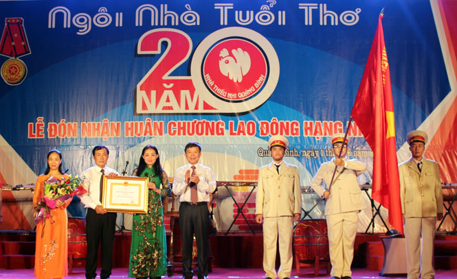 Thừa uỷ quyền của Chủ tịch nước, đồng chí Nguyễn Hữu Hoài, Phó Bí thư Tỉnh ủy, Chủ tịch UBND tỉnh trao Huân chương Lao động hạng Nhất cho Nhà thiếu nhi Quảng Bình.