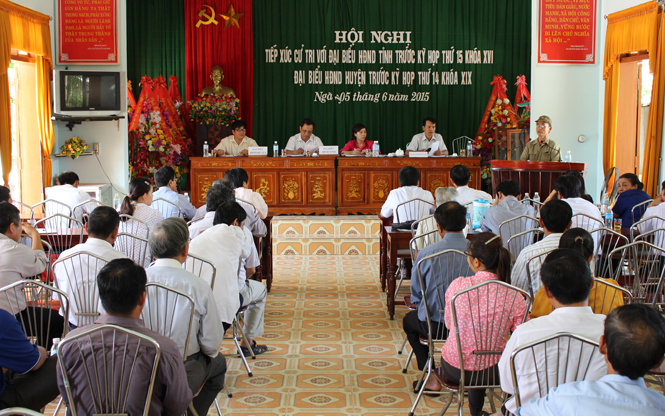 Các đại biểu HĐND tỉnh tiếp xúc với cử tri huyện Lệ Thủy tại thị trấn Kiến Giang.