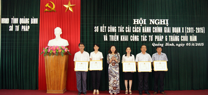 Đồng chí Nguyễn Thị Lài, Tỉnh ủy viên,  Giám đốc Sở Tư pháp trao tặng giấy khen cho các tập thể có thành tích xuất sắc trong công tác CCHC giai đoạn 2011-2015.