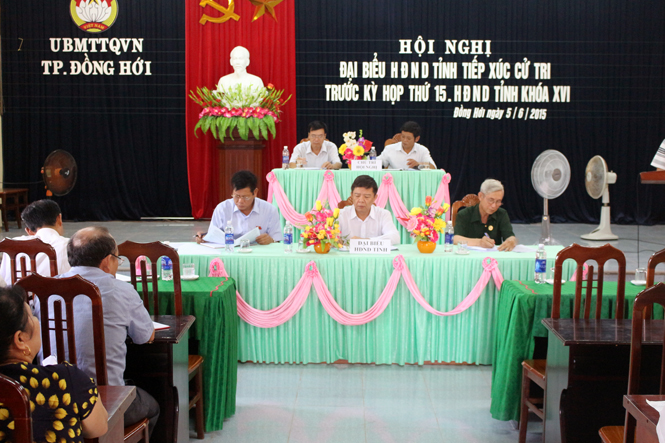 Chủ tịch UBND tỉnh Nguyễn Hữu Hoài cùng các đại biểu HĐND tỉnh tiếp xúc với cử tri phường Bắc Nghĩa.