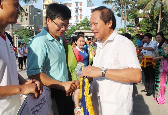 	 Đồng chí Trương Minh Tuấn, Thứ Trưởng Bộ Thông tin &Truyền thông trao hoa và cờ lưu niệm cho các đội tham gia.