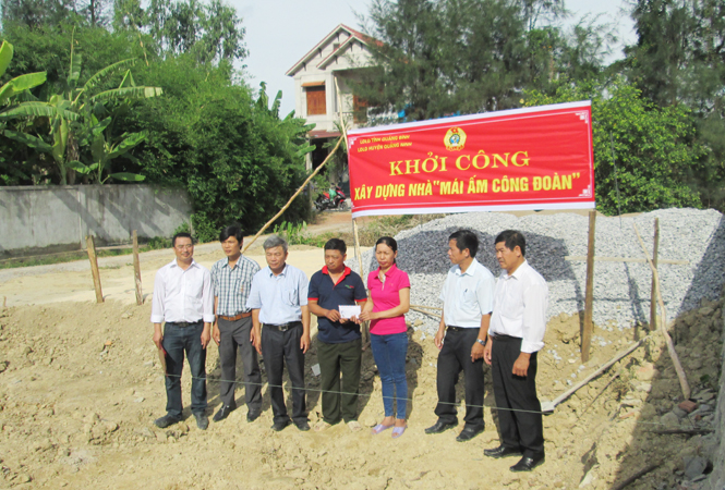Khởi công xây dựng nhà Mái ấm Công đoàn cho cô giáo Bùi Thị Nguyệt.