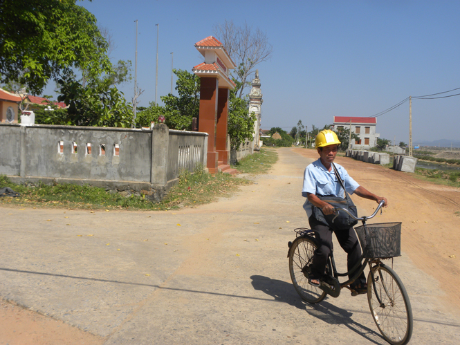 Ông Trần Văn Hối vẫn ngày ngày đạp xe đưa công văn, giấy tờ về tận thôn xóm